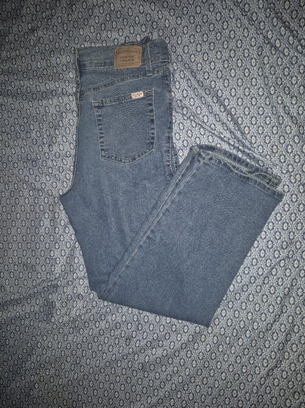 Straight Leg Women's Jeans in Medium Blue by Levi's